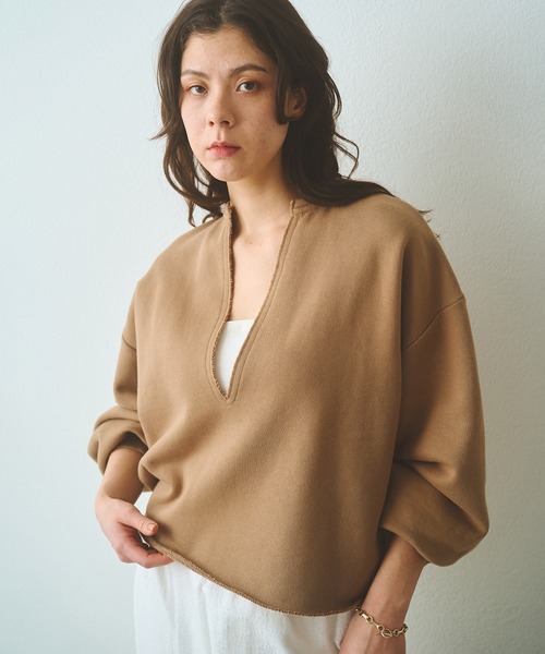 Whim Gazette（ウィムガゼット）の「スウェットVネックプルオーバー２（スウェット・レディース・オフホワイト/グレー/ライトベージュ/チャコールグレー/ブラック/ブラウン/ホワイト系その他/キャメル/ベビーピンク・FREE）」の8枚目の写真