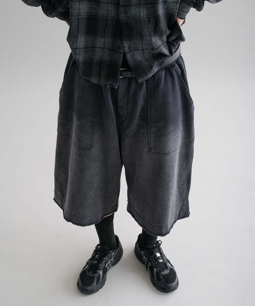 EPNK（イーピーエヌケー）の「【EPNK】Faded carpenter sweat shorts / フェイデッドカーペンタースウェットショーツ（スウェットパンツ・メンズ・ブラック・SMALL/LARGE/MEDIUM）」の2枚目の写真