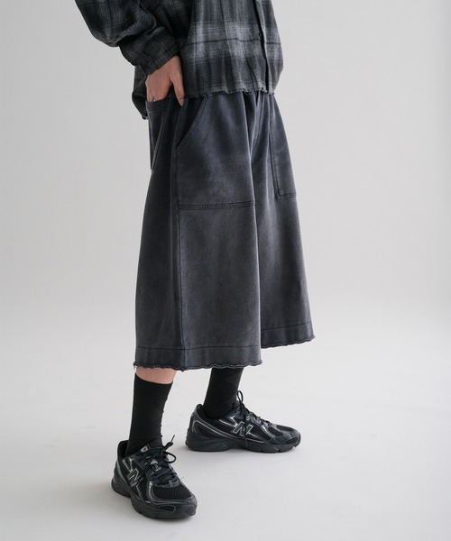 EPNK（イーピーエヌケー）の「【EPNK】Faded carpenter sweat shorts / フェイデッドカーペンタースウェットショーツ（スウェットパンツ・メンズ・ブラック・SMALL/LARGE/MEDIUM）」の4枚目の写真