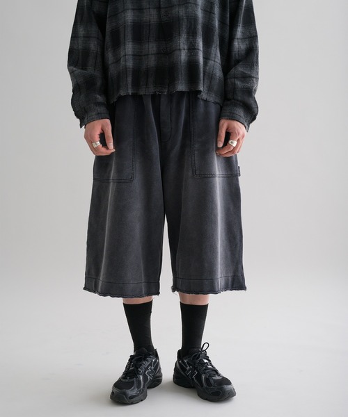 EPNK（イーピーエヌケー）の「【EPNK】Faded carpenter sweat shorts / フェイデッドカーペンタースウェットショーツ（スウェットパンツ・メンズ・ブラック・SMALL/LARGE/MEDIUM）」の3枚目の写真