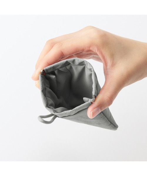 無印良品（ムジルシリョウヒン）の「リンクルナイロン　片手で開くフラットポーチ　Ｓ　約１２．５×１０．３ｃｍ（ポーチ・レディース・ダークグレー/ピンク/グレー・FREE）」の6枚目の写真