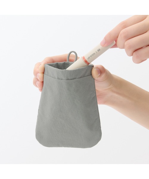 無印良品（ムジルシリョウヒン）の「リンクルナイロン　片手で開くフラットポーチ　Ｓ　約１２．５×１０．３ｃｍ（ポーチ・レディース・ダークグレー/ピンク/グレー・FREE）」の7枚目の写真