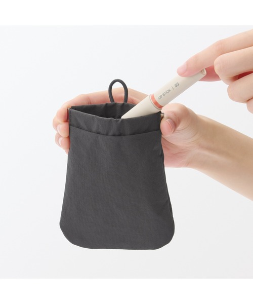 無印良品（ムジルシリョウヒン）の「リンクルナイロン　片手で開くフラットポーチ　Ｓ　約１２．５×１０．３ｃｍ（ポーチ・レディース・ダークグレー/ピンク/グレー・FREE）」の12枚目の写真
