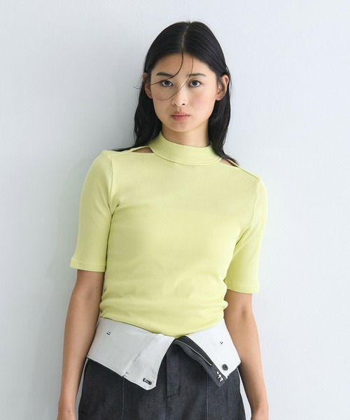 UNITED TOKYO（ユナイテッドトウキョウ）の「【2way】ソフトタッチハーフスリーブトップス｜細見え/ウォッシャブル/カットアウト/オフィスカジュアル/半袖/春服（Tシャツ/カットソー・レディース・ブルー/ホワイト/ダークブラウン/ライム・FREE）」の4枚目の写真