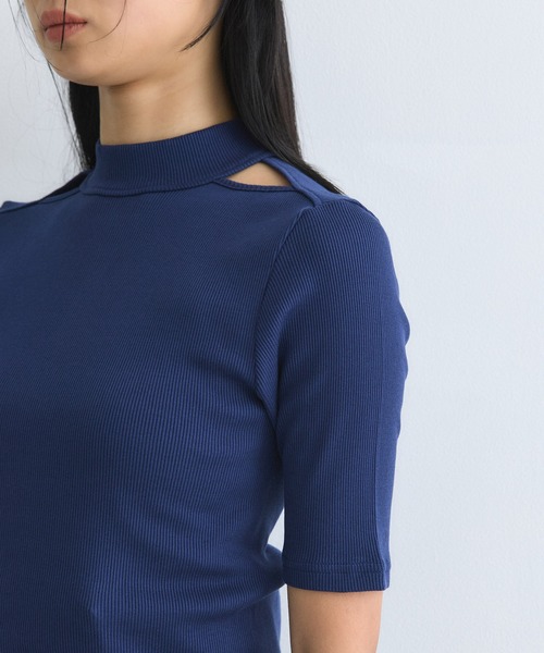 UNITED TOKYO（ユナイテッドトウキョウ）の「【2way】ソフトタッチハーフスリーブトップス｜細見え/ウォッシャブル/カットアウト/オフィスカジュアル/半袖/春服（Tシャツ/カットソー・レディース・ブルー/ホワイト/ダークブラウン/ライム・FREE）」の8枚目の写真