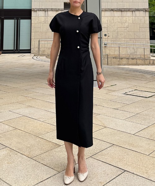 JENNE(ジェンヌ)の「パールボタンギャザータイトワンピース(ワンピース・レディース・ブラック/ターコイズブルー・SMALL/LARGE/MEDIUM)」の4枚目の写真