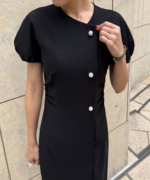 JENNE(ジェンヌ)の「パールボタンギャザータイトワンピース(ワンピース・レディース・ブラック/ターコイズブルー・SMALL/LARGE/MEDIUM)」の6枚目の写真