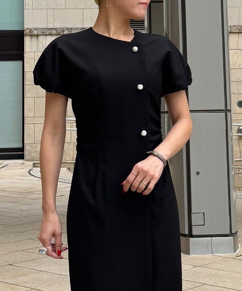 JENNE(ジェンヌ)の「パールボタンギャザータイトワンピース(ワンピース・レディース・ブラック/ターコイズブルー・SMALL/LARGE/MEDIUM)」の11枚目の写真