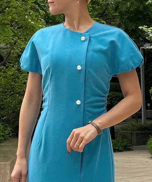 JENNE(ジェンヌ)の「パールボタンギャザータイトワンピース(ワンピース・レディース・ブラック/ターコイズブルー・SMALL/LARGE/MEDIUM)」の16枚目の写真