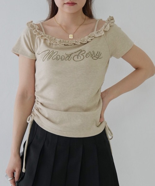 Uenui（ウニュイ）の「【 cunii 】 レタリング フリル ネック オフショルダー（Tシャツ/カットソー・レディース・ベージュ/アイボリー/グレー・FREE）」の3枚目の写真