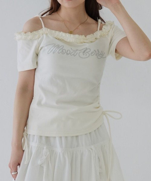 Uenui（ウニュイ）の「【 cunii 】 レタリング フリル ネック オフショルダー（Tシャツ/カットソー・レディース・ベージュ/アイボリー/グレー・FREE）」の2枚目の写真
