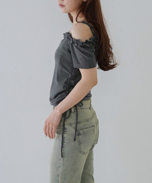 Uenui（ウニュイ）の「【 cunii 】 レタリング フリル ネック オフショルダー（Tシャツ/カットソー・レディース・ベージュ/アイボリー/グレー・FREE）」の12枚目の写真
