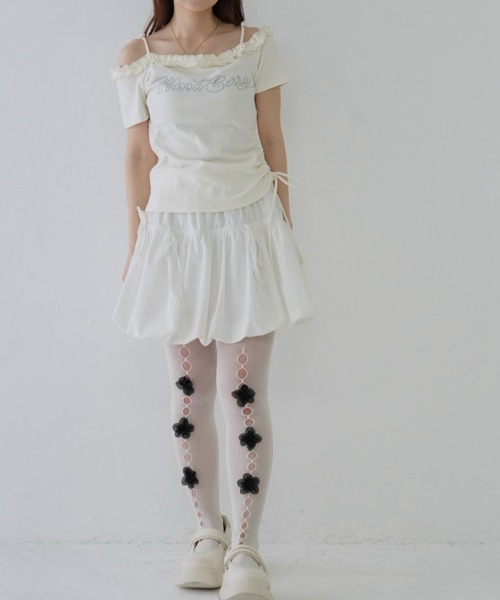 Uenui（ウニュイ）の「【 cunii 】 レタリング フリル ネック オフショルダー（Tシャツ/カットソー・レディース・ベージュ/アイボリー/グレー・FREE）」の7枚目の写真