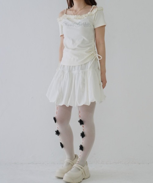 Uenui（ウニュイ）の「【 cunii 】 レタリング フリル ネック オフショルダー（Tシャツ/カットソー・レディース・ベージュ/アイボリー/グレー・FREE）」の13枚目の写真