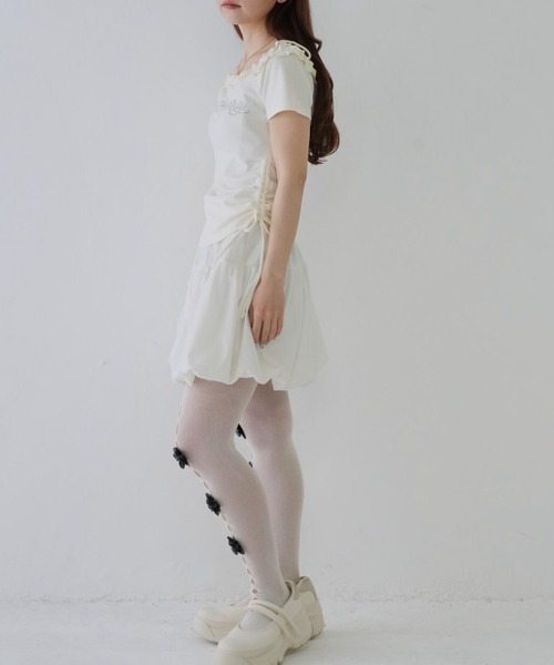 Uenui（ウニュイ）の「【 cunii 】 レタリング フリル ネック オフショルダー（Tシャツ/カットソー・レディース・ベージュ/アイボリー/グレー・FREE）」の16枚目の写真