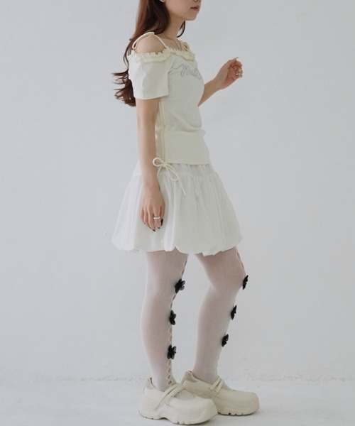 Uenui（ウニュイ）の「【 cunii 】 レタリング フリル ネック オフショルダー（Tシャツ/カットソー・レディース・ベージュ/アイボリー/グレー・FREE）」の10枚目の写真