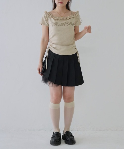 Uenui（ウニュイ）の「【 cunii 】 レタリング フリル ネック オフショルダー（Tシャツ/カットソー・レディース・ベージュ/アイボリー/グレー・FREE）」の8枚目の写真