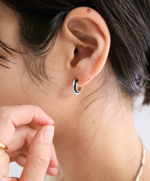 RIVE DROITE(リヴドロワ)の「【こなれ感をプラス】ブラックラインフープピアス(ピアス(両耳用)・レディース・シルバー/ゴールド・FREE)」の2枚目の写真