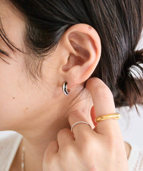 RIVE DROITE(リヴドロワ)の「【こなれ感をプラス】ブラックラインフープピアス(ピアス(両耳用)・レディース・シルバー/ゴールド・FREE)」の4枚目の写真