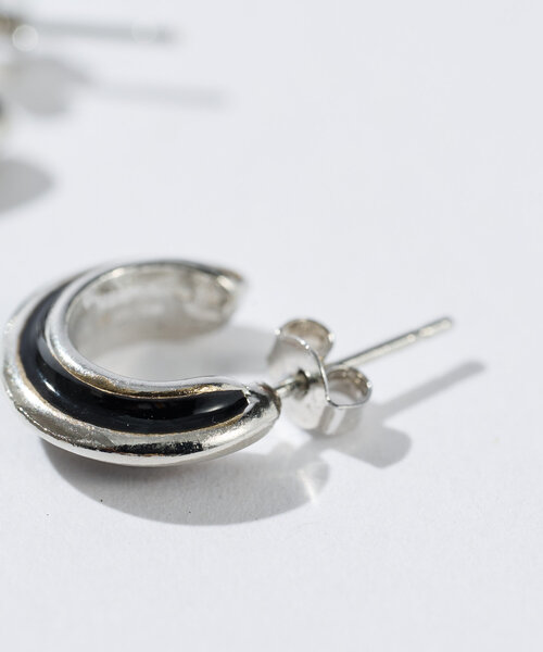 RIVE DROITE(リヴドロワ)の「【こなれ感をプラス】ブラックラインフープピアス(ピアス(両耳用)・レディース・シルバー/ゴールド・FREE)」の5枚目の写真