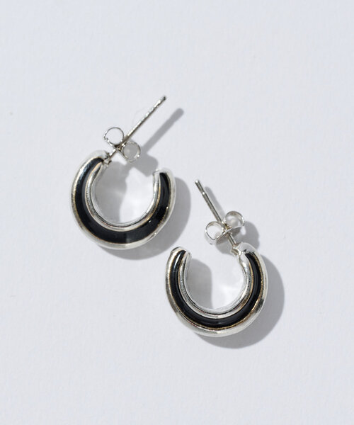RIVE DROITE(リヴドロワ)の「【こなれ感をプラス】ブラックラインフープピアス(ピアス(両耳用)・レディース・シルバー/ゴールド・FREE)」の6枚目の写真