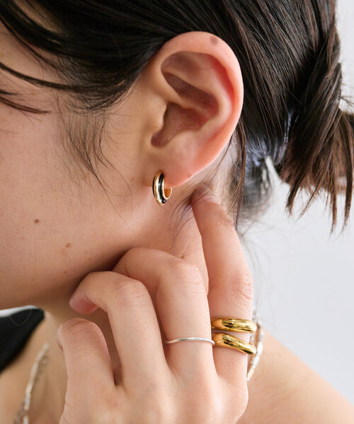 RIVE DROITE(リヴドロワ)の「【こなれ感をプラス】ブラックラインフープピアス(ピアス(両耳用)・レディース・シルバー/ゴールド・FREE)」の8枚目の写真