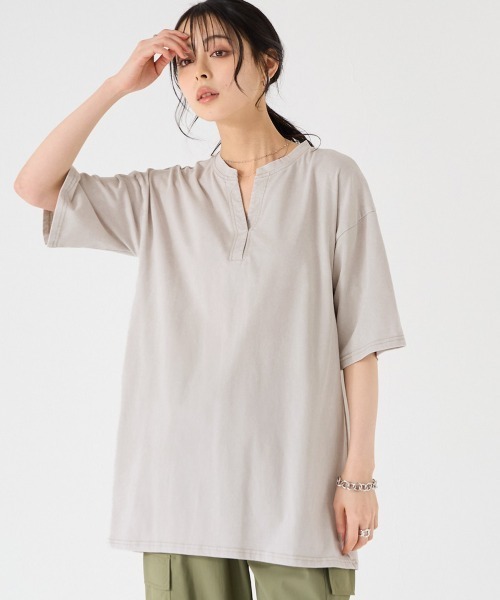 SMILE LAND(スマイルランド)の「<大きいサイズ>綿100%ケミカル加工5分袖ヘンリーネックカットソーゆるシルエットチュニック(Tシャツ/カットソー・レディース・グレイッシュベージュ/ピンク/チャコールグレー/ブルー・LL/3L/4L/5L/L)」の3枚目の写真