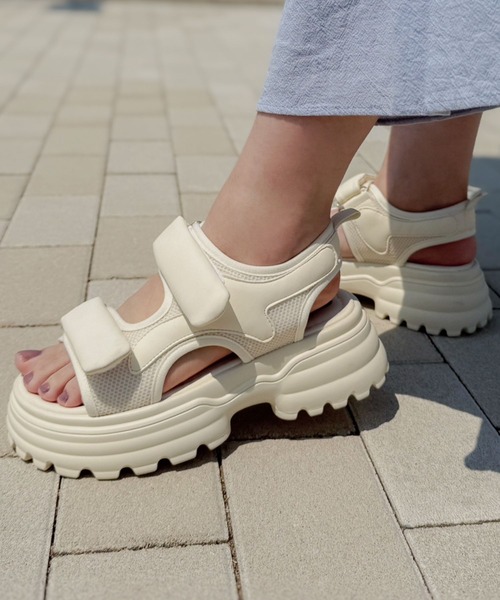 Sugar Sugar（シュガーシュガー）の「厚底スポーツサンダル 【SUGARSUGAR シュガーシュガー】レディース 厚底 ボリュームソール ダブルベルト 歩きやすい メッシュ スポサン スタイルアップ メッシュ 黒 アイボリー ふわふわ（サンダル・レディース・アイボリー/ブラック・S/M/L/LL）」の2枚目の写真