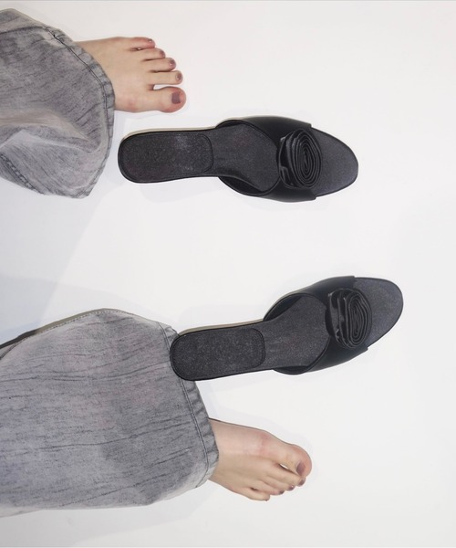 musubore（ムスボレ）の「【 select 】rose motif satin mule / ローズサテンミュール（サンダル・レディース・ブラック・L/M/S）」の13枚目の写真