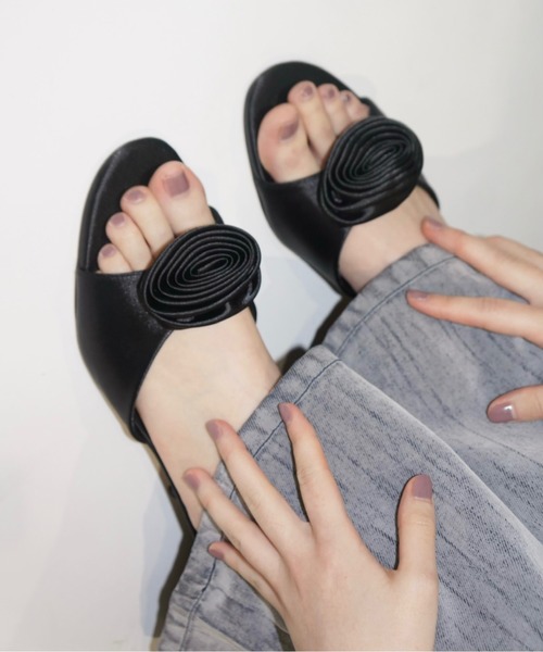 musubore（ムスボレ）の「【 select 】rose motif satin mule / ローズサテンミュール（サンダル・レディース・ブラック・L/M/S）」の19枚目の写真