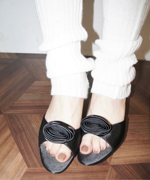 musubore（ムスボレ）の「【 select 】rose motif satin mule / ローズサテンミュール（サンダル・レディース・ブラック・L/M/S）」の3枚目の写真