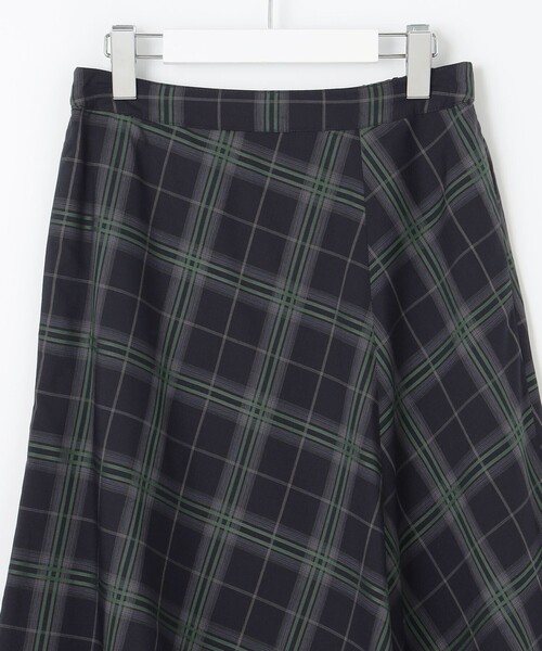 J.PRESS(ジェイプレス)の「【WEB限定カラーあり・洗える】SOFT SHEER チェック フレア スカート(スカート・レディース・ネイビー系3/ブラウン系3/グレー系3・T13/T17/T15)」の18枚目の写真