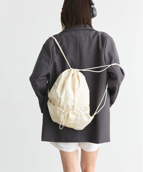ad thie(アドティエ)の「ポケット付き ナイロンナップサック(バックパック/リュック・レディース・ブラック/ライトグレー/アイボリー・FREE)」の22枚目の写真