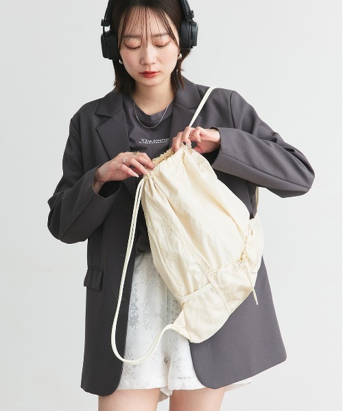 ad thie(アドティエ)の「ポケット付き ナイロンナップサック(バックパック/リュック・レディース・ブラック/ライトグレー/アイボリー・FREE)」の19枚目の写真