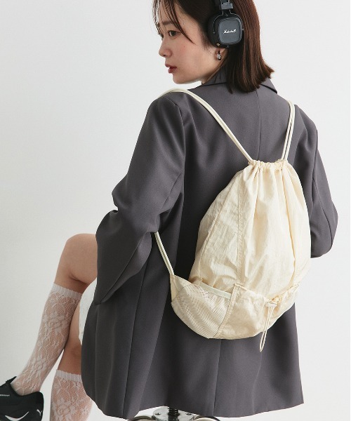 ad thie(アドティエ)の「ポケット付き ナイロンナップサック(バックパック/リュック・レディース・ブラック/ライトグレー/アイボリー・FREE)」の20枚目の写真