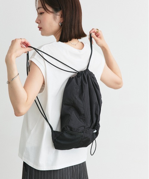 ad thie(アドティエ)の「ポケット付き ナイロンナップサック(バックパック/リュック・レディース・ブラック/ライトグレー/アイボリー・FREE)」の7枚目の写真