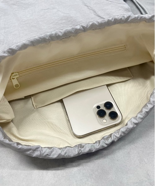 ad thie(アドティエ)の「ポケット付き ナイロンナップサック(バックパック/リュック・レディース・ブラック/ライトグレー/アイボリー・FREE)」の18枚目の写真