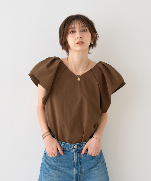 EMMA　ROUGE VIF（エマルージュヴィフ）の「【一部店舗限定】Vネックボリュームスリーブブラウス（シャツ/ブラウス・レディース・ブラウン/オフホワイト/サックスブルー・フリー）」の18枚目の写真