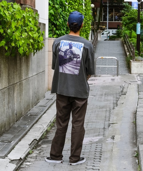 THRASHER（スラッシャー）の「MAGAZINE COVER PIGMENT S/S T-SHIRTS/スラッシャーバッグプリントピグメント半袖T-シャツ（Tシャツ/カットソー・メンズ・ブラウン/グレー/チャコールグレー・MEDIUM/LARGE/X-LARGE）」の7枚目の写真