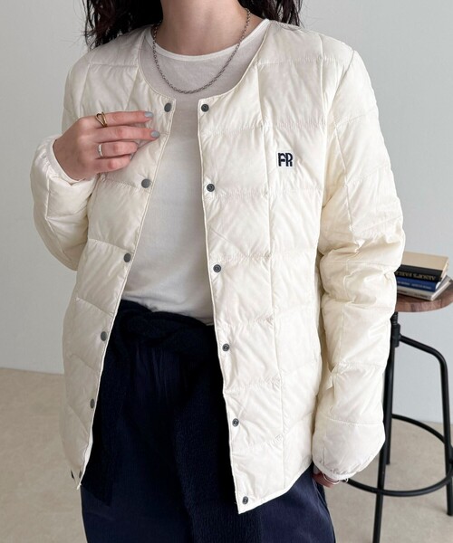 TAION(タイオン)の「《別注》【TAION/タイオン】CREW NECK BUTTON DOWN JK ダウンジャケット(ダウンジャケット/コート・レディース・チャコールグレー/グリーン/オフホワイト/ブラウン系その他/ブラック/ベージュ・36/38)」の2枚目の写真