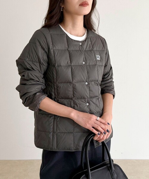 TAION(タイオン)の「《別注》【TAION/タイオン】CREW NECK BUTTON DOWN JK ダウンジャケット(ダウンジャケット/コート・レディース・チャコールグレー/グリーン/オフホワイト/ブラウン系その他/ブラック/ベージュ・36/38)」の4枚目の写真