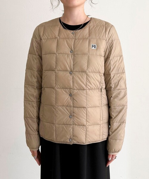 TAION(タイオン)の「《別注》【TAION/タイオン】CREW NECK BUTTON DOWN JK ダウンジャケット(ダウンジャケット/コート・レディース・チャコールグレー/グリーン/オフホワイト/ブラウン系その他/ブラック/ベージュ・36/38)」の22枚目の写真