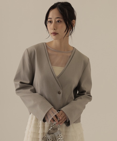 SUWDEE(スーディー)の「single button collarless jacket(ノーカラージャケット・レディース・グレイッシュベージュ/ブラウン・S)」の2枚目の写真