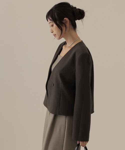 SUWDEE(スーディー)の「single button collarless jacket(ノーカラージャケット・レディース・グレイッシュベージュ/ブラウン・S)」の4枚目の写真