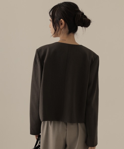 SUWDEE(スーディー)の「single button collarless jacket(ノーカラージャケット・レディース・グレイッシュベージュ/ブラウン・S)」の6枚目の写真