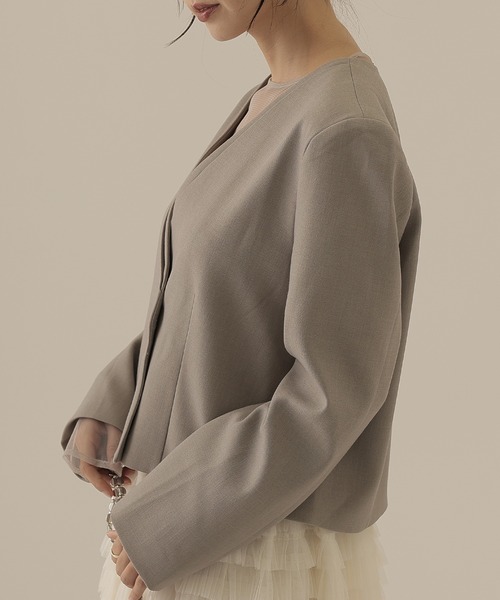 SUWDEE(スーディー)の「single button collarless jacket(ノーカラージャケット・レディース・グレイッシュベージュ/ブラウン・S)」の11枚目の写真
