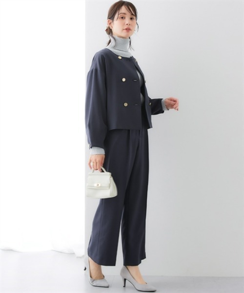 7days Life Styling（セブンデイズライフスタイリング）の「【レディーススーツ】ドビー素材ダブルブレストショートジャケットパンツスーツ（ノーカラージャケット＋セミワイドパンツ）<大きいサイズ有>（スーツセット・レディース・ネイビー/ブラック・S/M/L/LL/3L/4L/5L）」の2枚目の写真