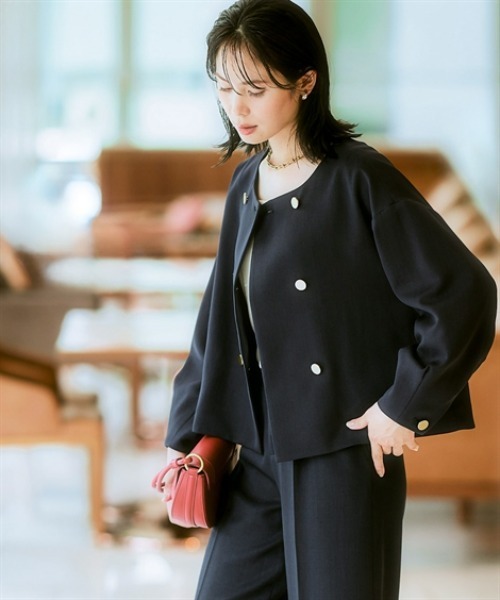 7days Life Styling（セブンデイズライフスタイリング）の「【レディーススーツ】ドビー素材ダブルブレストショートジャケットパンツスーツ（ノーカラージャケット＋セミワイドパンツ）<大きいサイズ有>（スーツセット・レディース・ネイビー/ブラック・S/M/L/LL/3L/4L/5L）」の3枚目の写真