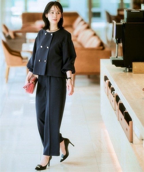 7days Life Styling（セブンデイズライフスタイリング）の「【レディーススーツ】ドビー素材ダブルブレストショートジャケットパンツスーツ（ノーカラージャケット＋セミワイドパンツ）<大きいサイズ有>（スーツセット・レディース・ネイビー/ブラック・S/M/L/LL/3L/4L/5L）」の4枚目の写真