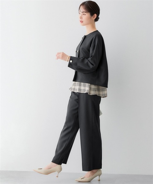 7days Life Styling（セブンデイズライフスタイリング）の「【レディーススーツ】ドビー素材ダブルブレストショートジャケットパンツスーツ（ノーカラージャケット＋セミワイドパンツ）<大きいサイズ有>（スーツセット・レディース・ネイビー/ブラック・S/M/L/LL/3L/4L/5L）」の6枚目の写真